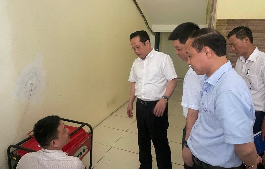 Đoàn công tác kiểm tra máy phát điện tại điểm thi.