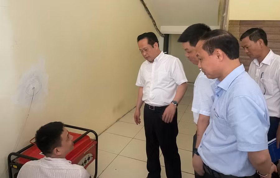 Đoàn công tác kiểm tra máy phát điện tại điểm thi.