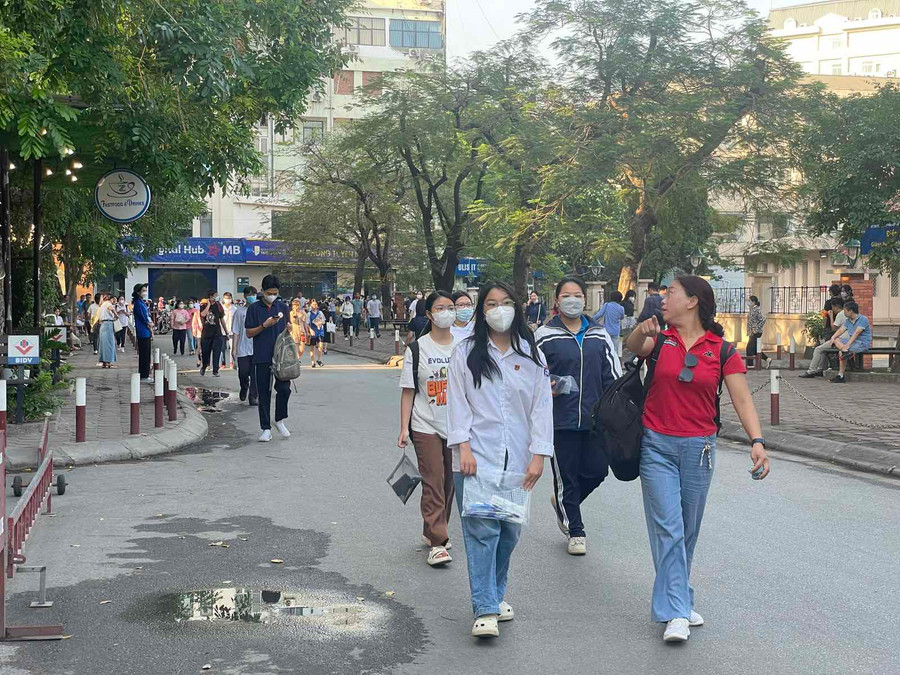 Thí sinh đến điểm thi từ sáng sớm. Thí sinh đến điểm thi từ sáng sớm.