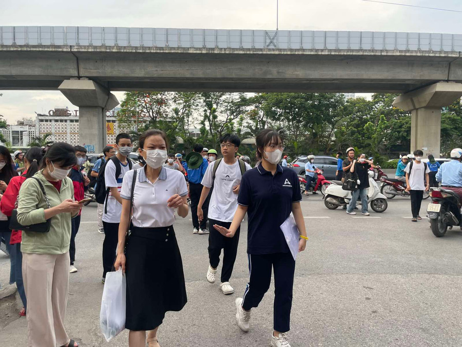 Các thí sinh có mặt tại khu vực quận Thanh Xuân để thi vào hai trường chuyên của Đại học Quốc gia Hà Nội sáng 4/6. Các thí sinh có mặt tại khu vực quận Thanh Xuân để thi vào hai trường chuyên của Đại học Quốc gia Hà Nội sáng 4/6.