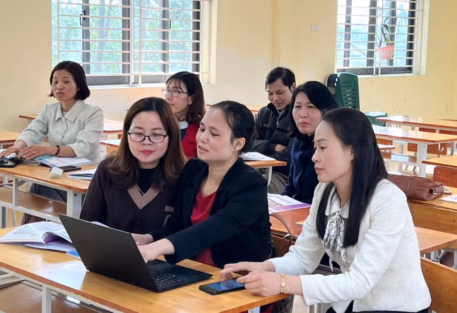 Giáo viên Hà Nội tham gia tập huấn sử dụng sách giáo khoa.