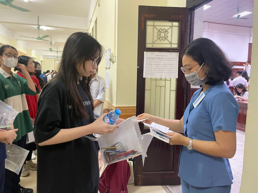 Giám thị gọi thí sinh vào phòng thi. Giám thị gọi thí sinh vào phòng thi.