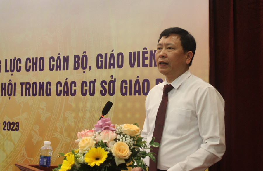 Ông Trần Văn Đạt - Quyền Vụ trưởng Vụ Giáo dục chính trị và công tác học sinh, sinh viên (Bộ GD&ĐT) - phát biểu khai mạc chương trình. Ông Trần Văn Đạt - Quyền Vụ trưởng Vụ Giáo dục chính trị và công tác học sinh, sinh viên (Bộ GD&ĐT) - phát biểu khai mạc chương trình.