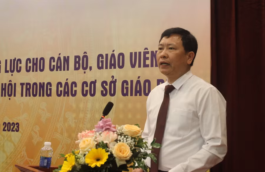 Ông Trần Văn Đạt - Quyền Vụ trưởng Vụ Giáo dục chính trị và công tác học sinh, sinh viên (Bộ GD&amp;ĐT) - phát biểu khai mạc chương trình.