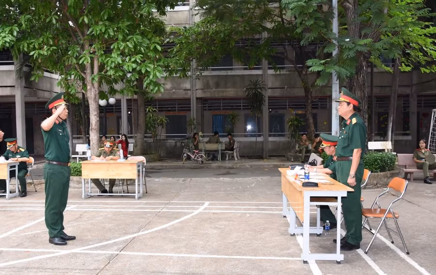 Thi thực hành về Điều lệnh đội ngũ.