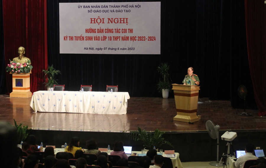 Đại diện Công an thành phố Hà Nội trao đổi thông tin về công tác phòng chống gian lận trong thi cử, cách nhận diện một số thiết bị công nghệ cao sử dụng để gian lận. Đại diện Công an thành phố Hà Nội trao đổi thông tin về công tác phòng chống gian lận trong thi cử, cách nhận diện một số thiết bị công nghệ cao sử dụng để gian lận.