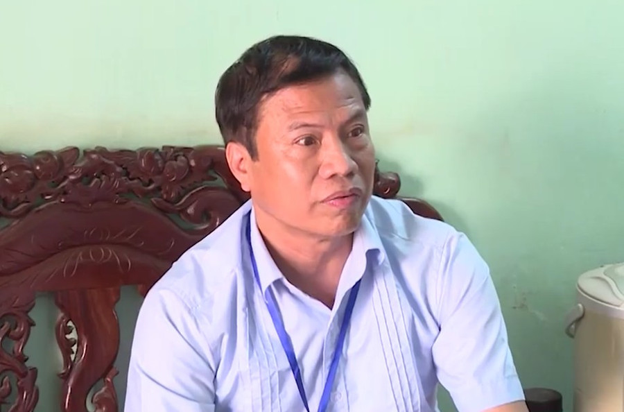 Ông Nhữ Mạnh Phong- hiệu trưởng Trường THCS Phù Ủng trao đổi về sự việc Ông Nhữ Mạnh Phong- hiệu trưởng Trường THCS Phù Ủng trao đổi về sự việc