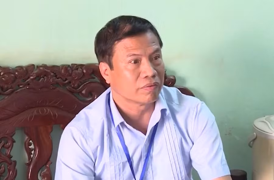 Ông Nhữ Mạnh Phong- hiệu trưởng Trường THCS Phù Ủng trao đổi về sự việc