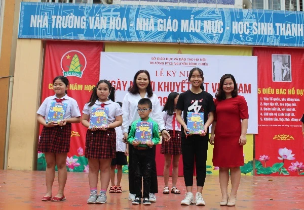 Các em học sinh đạt thành tích cao trong các cuộc thi giới thiệu sách do trường PTCS Nguyễn Đình Chiểu tổ chức. 