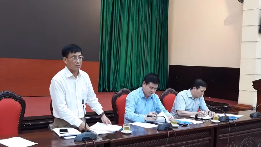 Ông Trần Công Thành, Phó Chủ tịch UBND huyện Phú Xuyên thông tin tại buổi giao ban báo chí.
