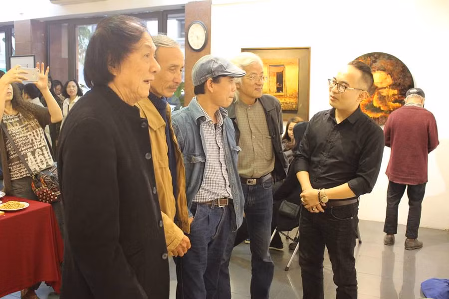 Nhiều họa sĩ, nghệ sỹ và khán giả yêu tranh đến thưởng thức các tác phẩm sơn mài tại triển lãm.