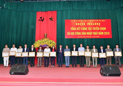 Tại hội nghị, UBND thành phố Hà Nội đã khen thưởng 26 tập thể đạt kết quả tốt trong công tác tuyển chọn, gọi công dân nhập ngũ. Tại hội nghị, UBND thành phố Hà Nội đã khen thưởng 26 tập thể đạt kết quả tốt trong công tác tuyển chọn, gọi công dân nhập ngũ.