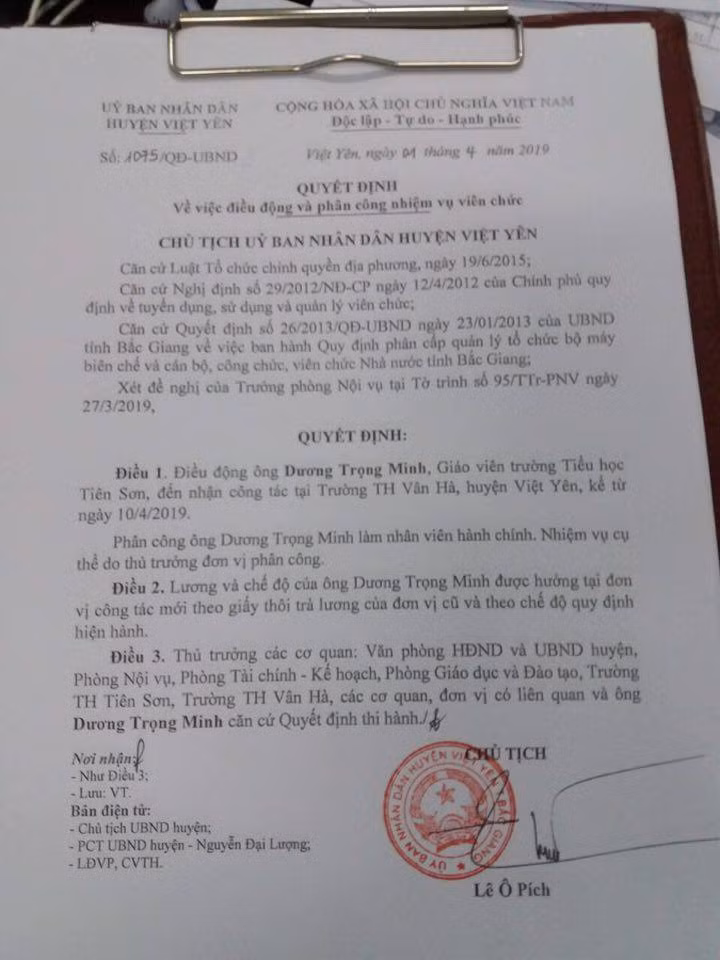 Quyết định số 1075/QĐ-UBND ngày 1/4, điều động thầy giáo Dương Trọng Minh - Giáo viên Trường Tiểu học Tiên Sơn về làm nhân viên hành chính tại Trường Tiểu học Vân Hà từ ngày 10/4.