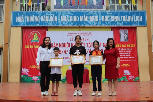 Các em học sinh có thành tích cao tại cuộc thi đại sứ văn hóa đọc Thủ đô được khen thưởng. Các em học sinh có thành tích cao tại cuộc thi đại sứ văn hóa đọc Thủ đô được khen thưởng.