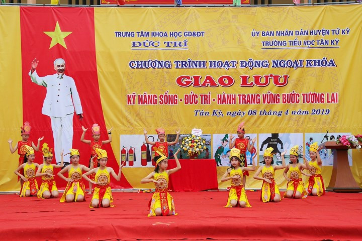 Nhiều tiết mục văn nghệ do các em học sinh trường tiểu học Tân Kỳ biểu diễn... Nhiều tiết mục văn nghệ do các em học sinh trường tiểu học Tân Kỳ biểu diễn...