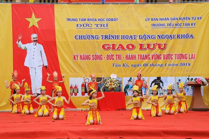 Nhiều tiết mục văn nghệ do các em học sinh trường tiểu học Tân Kỳ biểu diễn...