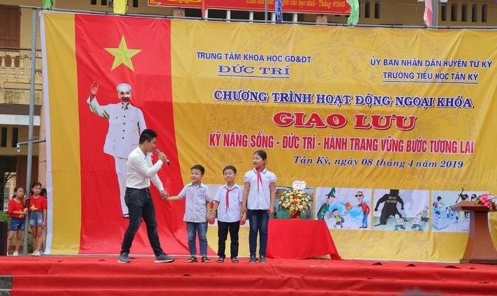 Thầy giáo Lê Hữu Hậu mang đến nhiều tình huống ý nghĩa, sôi nổi cho học sinh toàn trường.