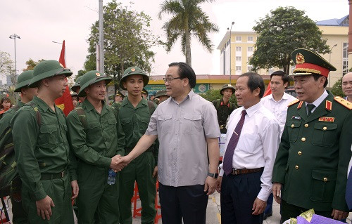 Đồng chí Hoàng Trung Hải, Ủy viên Bộ Chính trị, Bí thư Thành ủy Hà Nội động viên thanh niên huyện Thanh Trì lên đường nhập ngũ. 