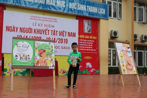 Em Nguyễn Tường Minh, học sinh Lớp 2 A3 giới thiệu sách tại Ngày hội đọc sách của nhà trường. Em Nguyễn Tường Minh, học sinh Lớp 2 A3 giới thiệu sách tại Ngày hội đọc sách của nhà trường.