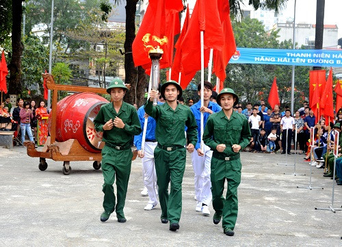 Thanh niên nhập ngũ quận Hà Đông rước đuốc thắp lửa truyền thống. Thanh niên nhập ngũ quận Hà Đông rước đuốc thắp lửa truyền thống.
