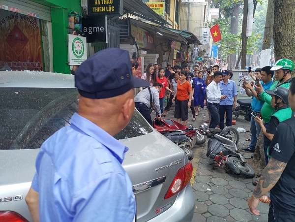 Hiện trường vụ tai nạn trên phố Lò Đúc, quận Hai Bà Trưng, Hà Nội, một số phương tiện bị hư hại nặng nằm la liệt trên vỉa hè. Hiện trường vụ tai nạn trên phố Lò Đúc, quận Hai Bà Trưng, Hà Nội, một số phương tiện bị hư hại nặng nằm la liệt trên vỉa hè.