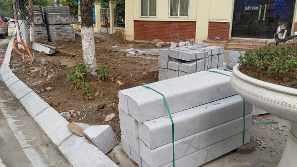 Các loại vật liệu là đá tự nhiên, gạch tezarro hoặc gạch bê tông vân đá, gạch block được sử dụng lát vỉa hè. Các loại vật liệu là đá tự nhiên, gạch tezarro hoặc gạch bê tông vân đá, gạch block được sử dụng lát vỉa hè.