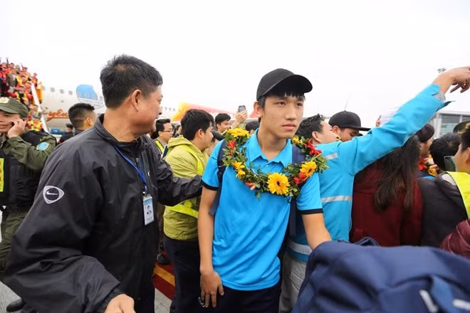 Biển người chào đón đội tuyển Việt Nam chiến thắng trở về ảnh 15 Biển người chào đón đội tuyển Việt Nam chiến thắng trở về ảnh 15