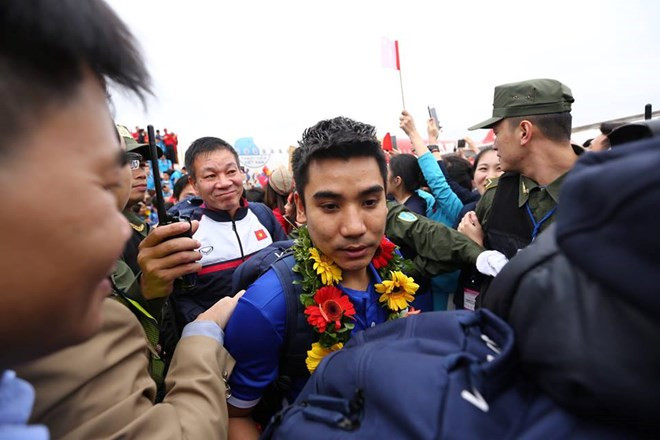 Biển người chào đón đội tuyển Việt Nam chiến thắng trở về ảnh 6