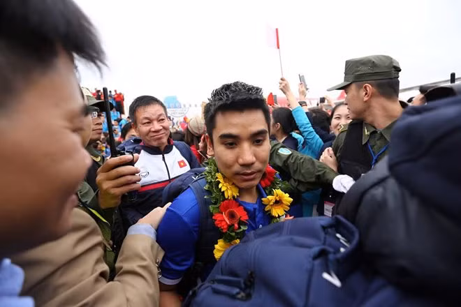 Biển người chào đón đội tuyển Việt Nam chiến thắng trở về ảnh 6 Biển người chào đón đội tuyển Việt Nam chiến thắng trở về ảnh 6