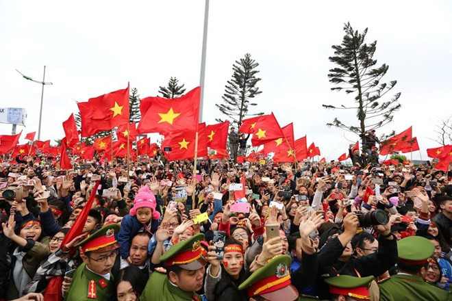 Biển người chào đón đội tuyển Việt Nam chiến thắng trở về ảnh 19