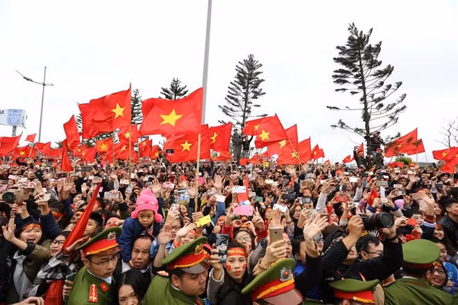 Biển người chào đón đội tuyển Việt Nam chiến thắng trở về ảnh 19 Biển người chào đón đội tuyển Việt Nam chiến thắng trở về ảnh 19