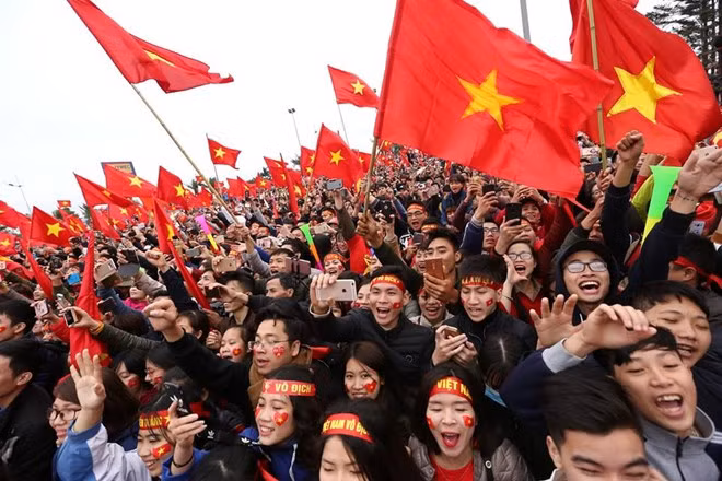 Biển người chào đón đội tuyển Việt Nam chiến thắng trở về ảnh 28 Biển người chào đón đội tuyển Việt Nam chiến thắng trở về ảnh 28