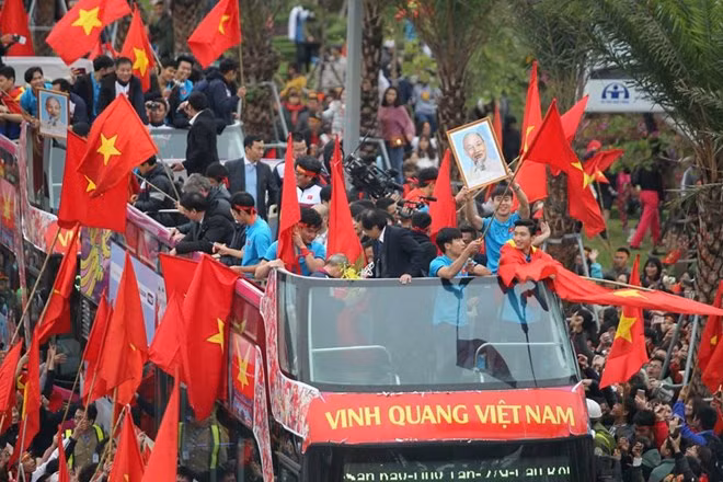 Biển người chào đón đội tuyển Việt Nam chiến thắng trở về ảnh 22 Biển người chào đón đội tuyển Việt Nam chiến thắng trở về ảnh 22