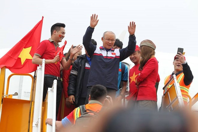 Biển người chào đón đội tuyển Việt Nam chiến thắng trở về ảnh 3