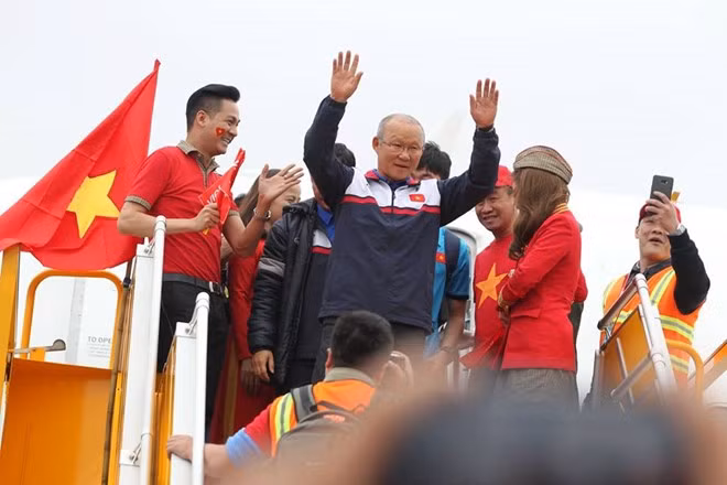 Biển người chào đón đội tuyển Việt Nam chiến thắng trở về ảnh 3 Biển người chào đón đội tuyển Việt Nam chiến thắng trở về ảnh 3