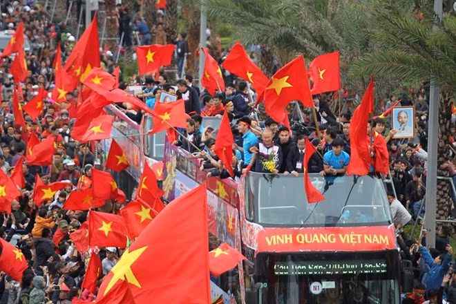 Biển người chào đón đội tuyển Việt Nam chiến thắng trở về ảnh 23 Biển người chào đón đội tuyển Việt Nam chiến thắng trở về ảnh 23