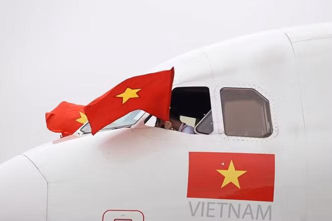 Biển người chào đón đội tuyển Việt Nam chiến thắng trở về ảnh 2 Biển người chào đón đội tuyển Việt Nam chiến thắng trở về ảnh 2