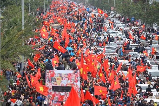 Biển người chào đón đội tuyển Việt Nam chiến thắng trở về ảnh 26 Biển người chào đón đội tuyển Việt Nam chiến thắng trở về ảnh 26