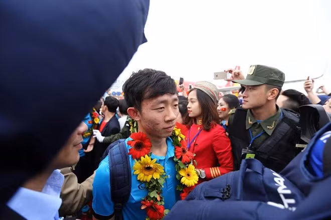 Biển người chào đón đội tuyển Việt Nam chiến thắng trở về ảnh 12 Biển người chào đón đội tuyển Việt Nam chiến thắng trở về ảnh 12