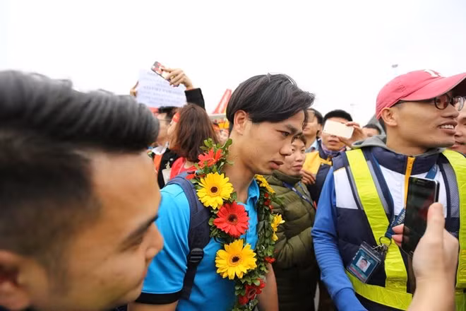 Biển người chào đón đội tuyển Việt Nam chiến thắng trở về ảnh 10 Biển người chào đón đội tuyển Việt Nam chiến thắng trở về ảnh 10