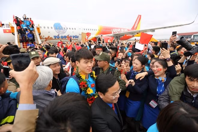 Biển người chào đón đội tuyển Việt Nam chiến thắng trở về ảnh 13 Biển người chào đón đội tuyển Việt Nam chiến thắng trở về ảnh 13