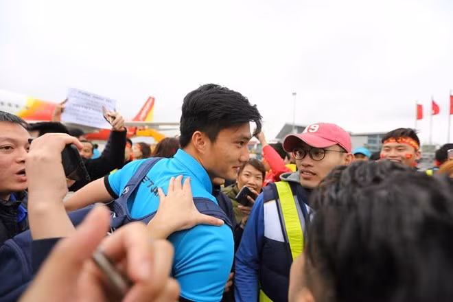 Biển người chào đón đội tuyển Việt Nam chiến thắng trở về ảnh 11 Biển người chào đón đội tuyển Việt Nam chiến thắng trở về ảnh 11