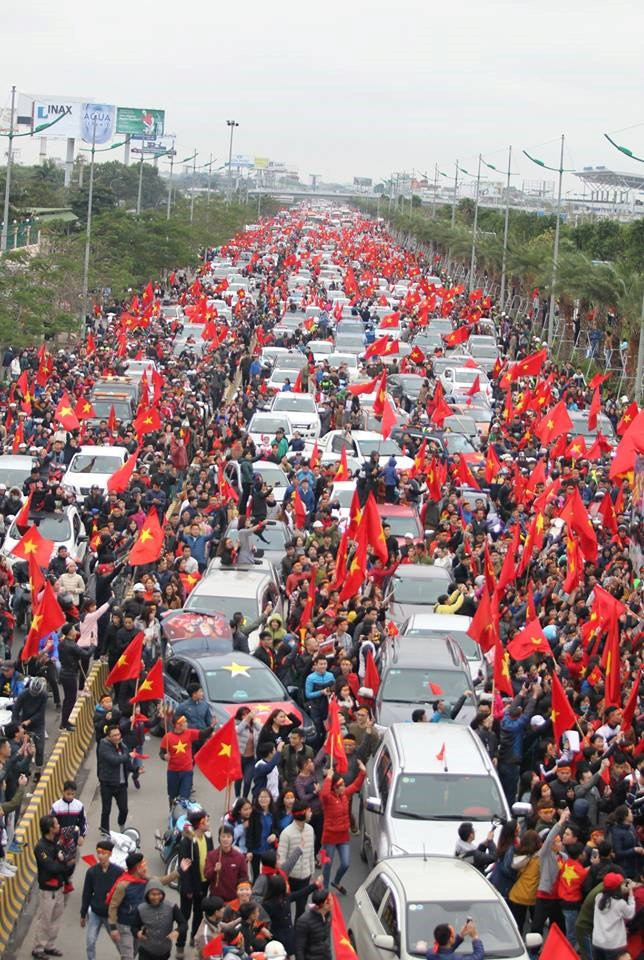 Biển người chào đón đội tuyển Việt Nam chiến thắng trở về ảnh 27