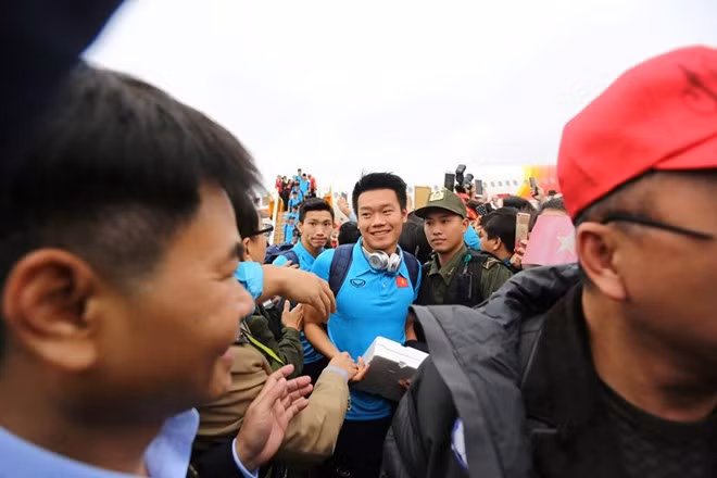 Biển người chào đón đội tuyển Việt Nam chiến thắng trở về ảnh 14 Biển người chào đón đội tuyển Việt Nam chiến thắng trở về ảnh 14