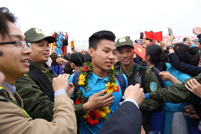 Biển người chào đón đội tuyển Việt Nam chiến thắng trở về ảnh 7