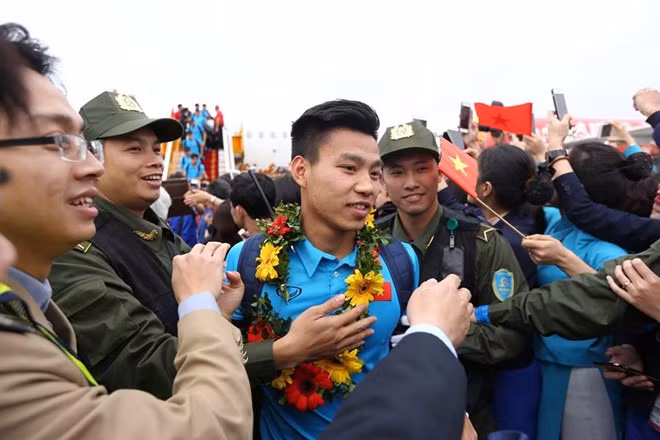 Biển người chào đón đội tuyển Việt Nam chiến thắng trở về ảnh 7 Biển người chào đón đội tuyển Việt Nam chiến thắng trở về ảnh 7