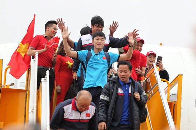 Biển người chào đón đội tuyển Việt Nam chiến thắng trở về ảnh 4