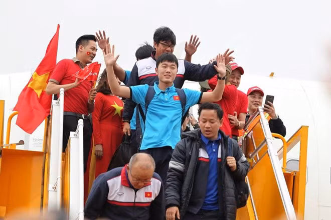 Biển người chào đón đội tuyển Việt Nam chiến thắng trở về ảnh 4 Biển người chào đón đội tuyển Việt Nam chiến thắng trở về ảnh 4