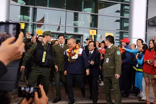 Biển người chào đón đội tuyển Việt Nam chiến thắng trở về ảnh 18 Biển người chào đón đội tuyển Việt Nam chiến thắng trở về ảnh 18