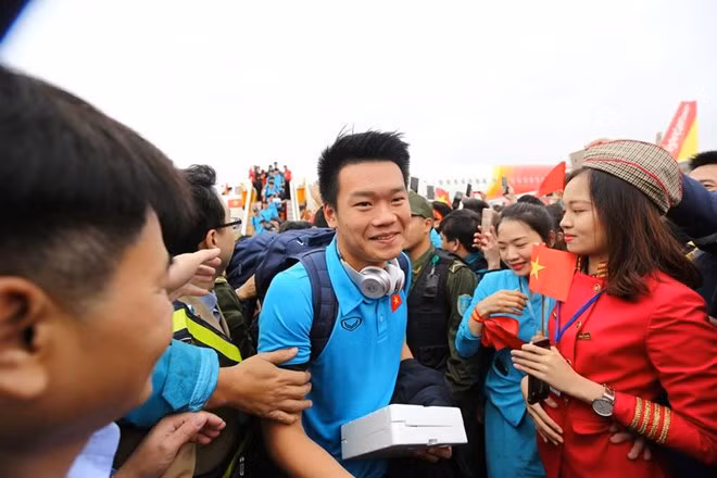 Biển người chào đón đội tuyển Việt Nam chiến thắng trở về ảnh 8 Biển người chào đón đội tuyển Việt Nam chiến thắng trở về ảnh 8